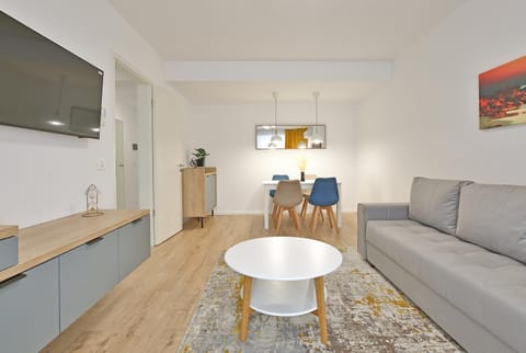 TV and multimedia, Living room, Seating area, Dining area