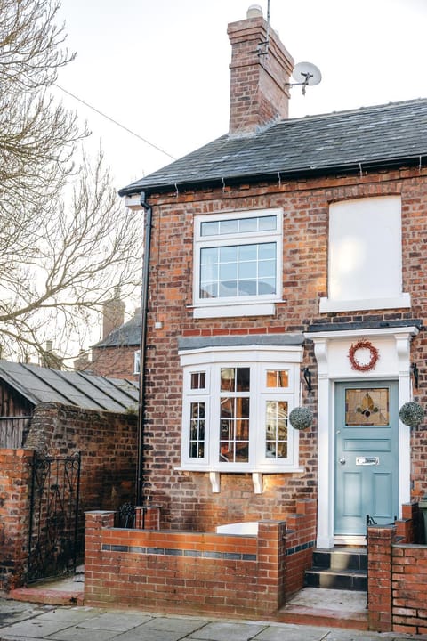 Quaint Georgian house with Parking & Huge Garden 10 mins walk from town House in Shrewsbury
