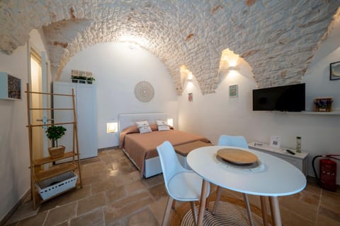 Bed, TV and multimedia, Living room, Photo of the whole room, Seating area, Bedroom