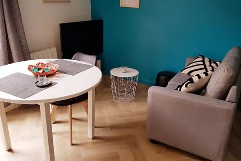 TV and multimedia, Seating area, Dining area