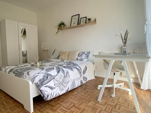 Bed, Photo of the whole room, hair dresser