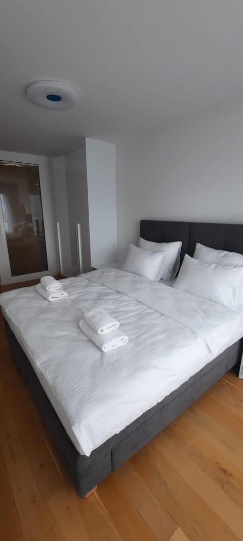 Bed, Photo of the whole room, Bedroom, towels