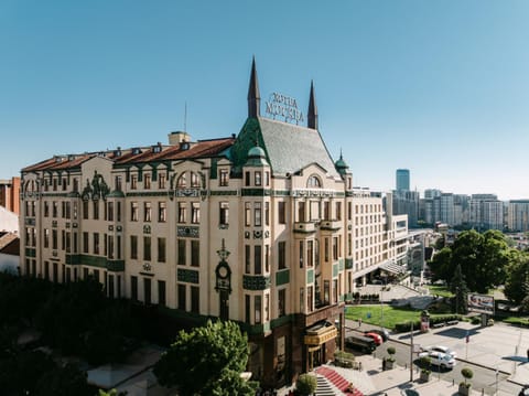 Property building, Facade/entrance, Bird's eye view, View (from property/room), City view, Landmark view, Street view, Area and facilities, Parking