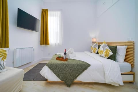 Bed, TV and multimedia, Photo of the whole room, Bedroom, towels