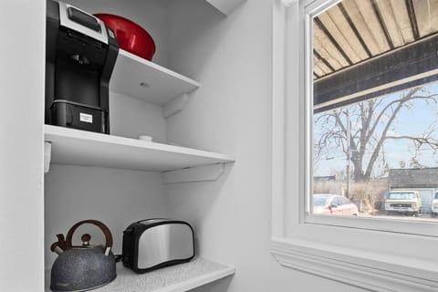 2nd Floor, Corner unit ft. King Bed - Workspace Apartment in Mount Clemens