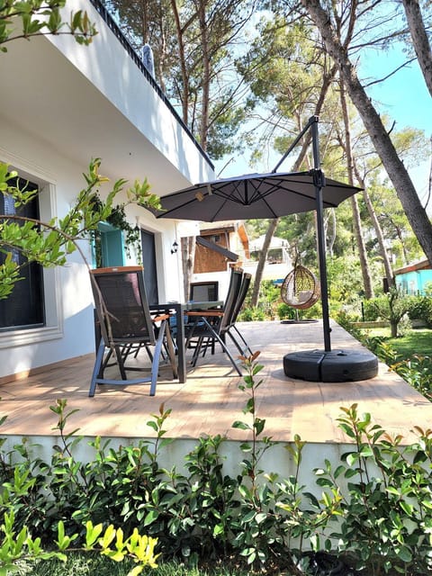 Property building, Patio, Spring, Day, Natural landscape, Garden, View (from property/room), Balcony/Terrace, Living room, Seating area, Dining area, Garden view, Pool view, Swimming pool, sunbed