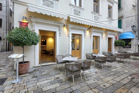 Property building, Restaurant/places to eat