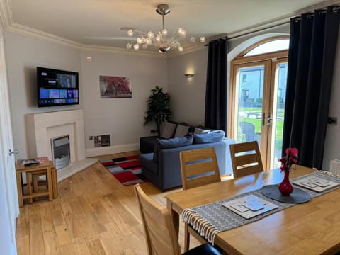 TV and multimedia, Living room, Seating area, Dining area