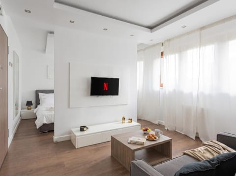 Bed, TV and multimedia, Living room, Food and drinks, Photo of the whole room, Seating area, Dining area, Bedroom, Food