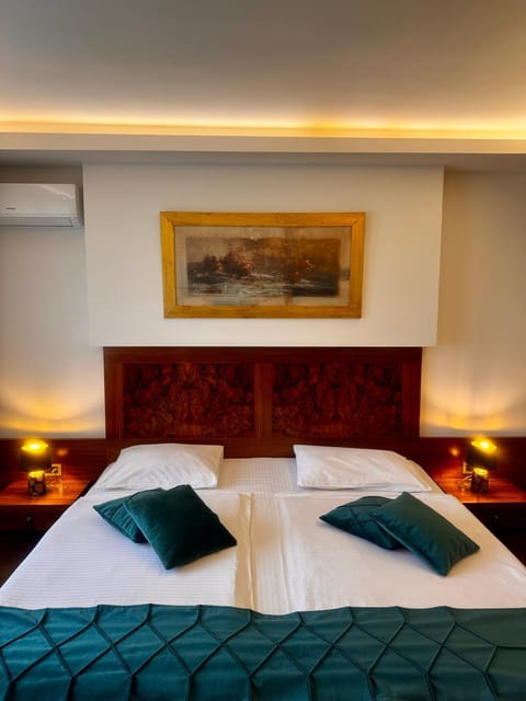 Bed, Bedroom, air conditioner