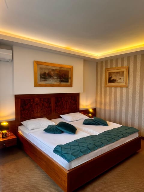 Bed, Bedroom, air conditioner