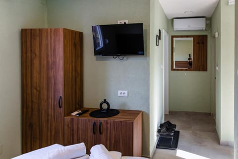 TV and multimedia, Photo of the whole room, wardrobe