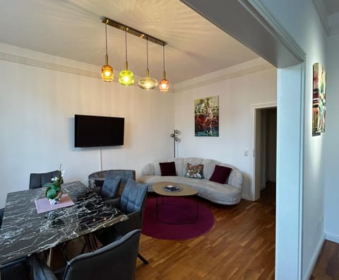 Communal lounge/ TV room, TV and multimedia, Living room, Seating area, Dining area