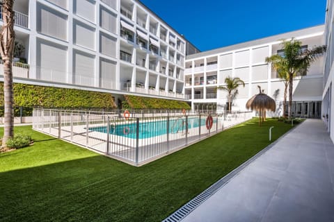 Property building, Spring, Day, Garden, Balcony/Terrace, Garden view, Pool view, Swimming pool, Swimming pool, sunbed