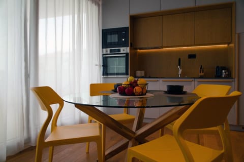 Kitchen or kitchenette, Seating area, Dining area, minibar, stove