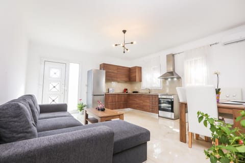 Kitchen or kitchenette, Living room, Seating area, Dining area