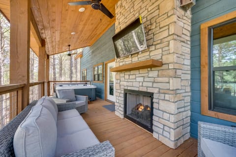 Serene Broken Bow Cabin with Hot Tub and Fire Pit! Cabin in Oklahoma