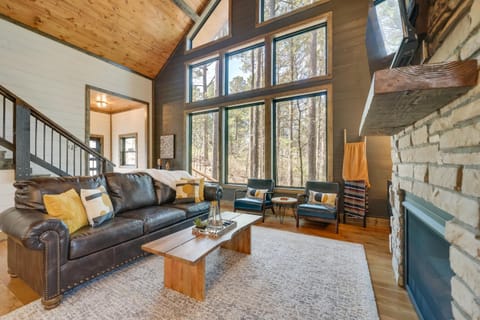 Serene Broken Bow Cabin with Hot Tub and Fire Pit! Cabin in Oklahoma