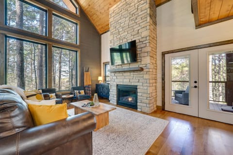 Serene Broken Bow Cabin with Hot Tub and Fire Pit! Cabin in Oklahoma