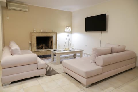 Communal lounge/ TV room, TV and multimedia, Living room, Seating area, Evening entertainment, air conditioner
