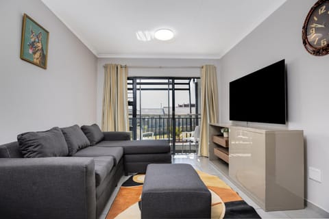 Communal lounge/ TV room, TV and multimedia, Living room, Seating area, Evening entertainment