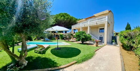 Property building, Patio, Garden, Garden view, Pool view, Swimming pool, sunbed