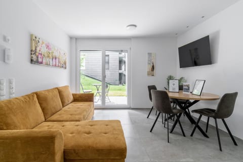 TV and multimedia, Living room, Seating area, Dining area