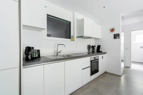 Coffee/tea facilities, Kitchen or kitchenette, dishwasher, oven, stove, toaster