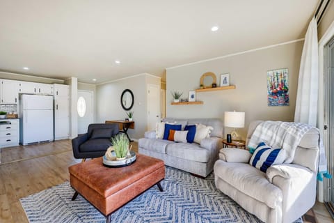 Deck, Fire Pit and Grill Lakefront Oklahoma Abode House in Lake O The Cherokees