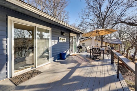 Deck, Fire Pit and Grill Lakefront Oklahoma Abode House in Lake O The Cherokees