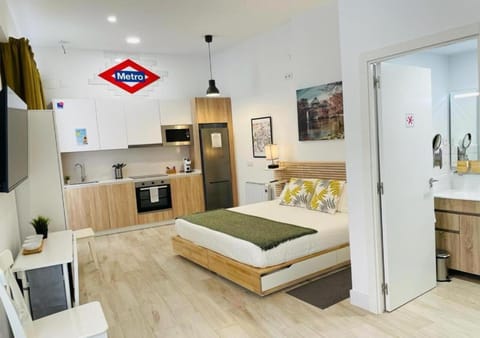 Bed, TV and multimedia, Kitchen or kitchenette, Living room, Photo of the whole room, Seating area, Bedroom, minibar, pet friendly, stove
