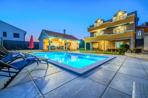 Property building, Patio, Day, Pool view, Swimming pool, sunbed