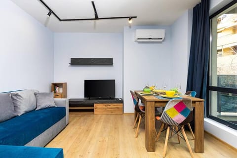 Communal lounge/ TV room, TV and multimedia, Living room, Seating area, Dining area