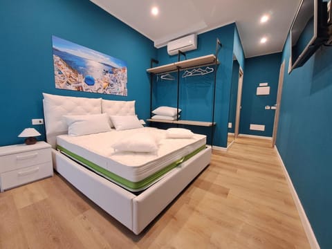 TV and multimedia, Seating area, Bedroom, air conditioner