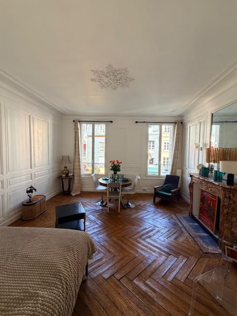 Bed, Living room, Photo of the whole room, Seating area, Bedroom