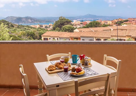 Natural landscape, View (from property/room), Balcony/Terrace, Food, City view, Sea view