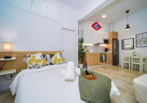 Bed, Kitchen or kitchenette, Living room, Photo of the whole room, Seating area, Dining area, Bedroom