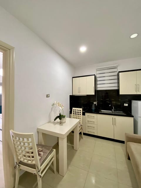 Kitchen or kitchenette, Living room, Seating area, Dining area, pet friendly, stove