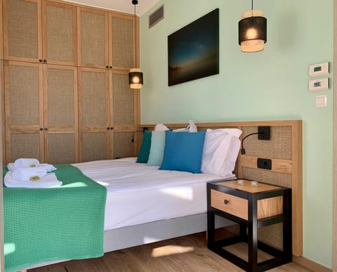 Bed, Photo of the whole room, Bedroom, hair dresser, air conditioner