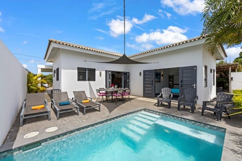 Property building, Day, Pool view, Swimming pool, sunbed