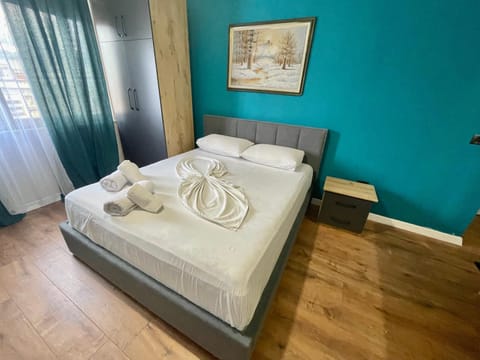 Bed, Photo of the whole room, Bedroom, towels