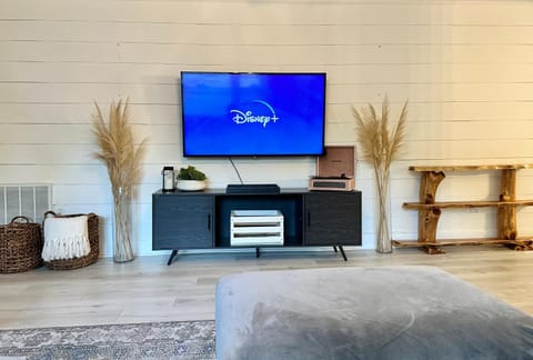 Cozy Family-Friendly home w/ fenced-in backyard House in Marietta