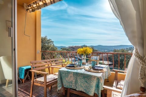 Patio, Day, View (from property/room), Balcony/Terrace, Balcony/Terrace, Dining area, Food, Mountain view