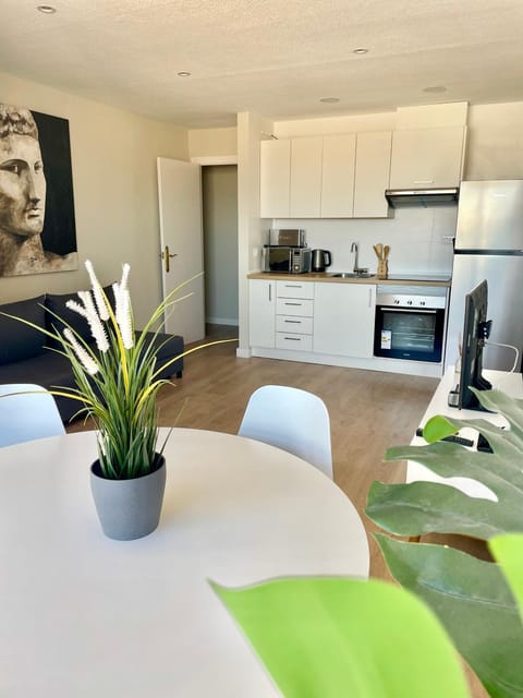 Kitchen or kitchenette, Living room, Dining area, minibar, pet friendly, stove