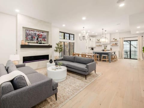 Chateau in the Village - Brand New 3BD 5BA House in German Village