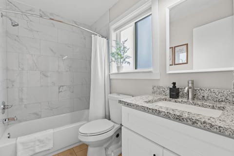 Bright & Modern Flat - King Bed - Near Downtown Apartment in Mount Clemens