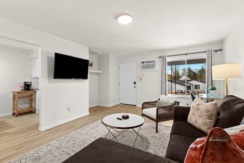 Bright & Modern Flat - King Bed - Near Downtown Apartment in Mount Clemens