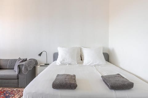 Bed, Bedroom, towels