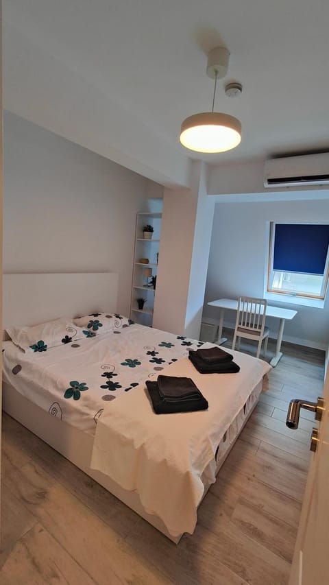 Bed, TV and multimedia, Photo of the whole room, Bedroom, towels