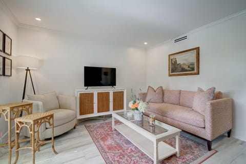 TV and multimedia, Living room, Seating area, Evening entertainment, air conditioner